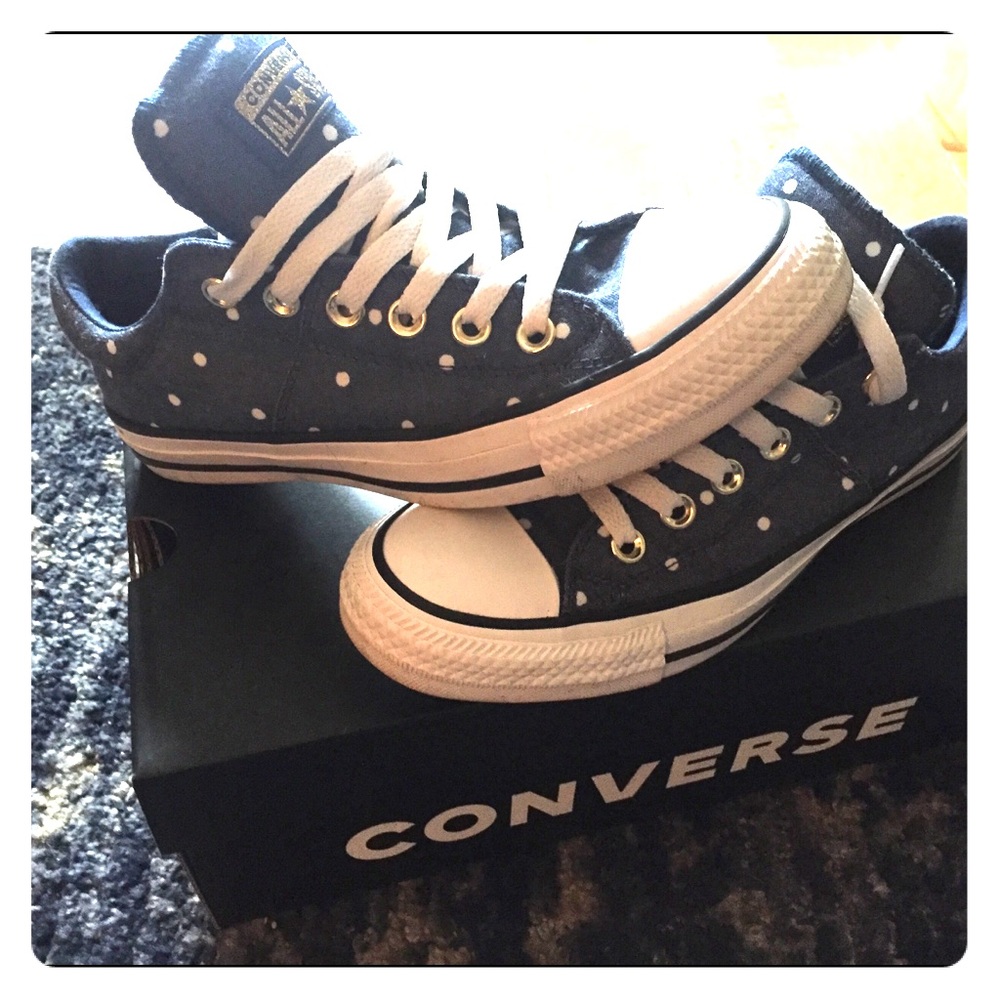Ladies Converse size 7 polka dot sneakers 👟